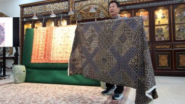 Talk show mengungkap pengaruh Arab, India, Belanda, China, dan Jepang dalam perjalanan batik Indonesia melalui sejarah dan akulturasi budaya.