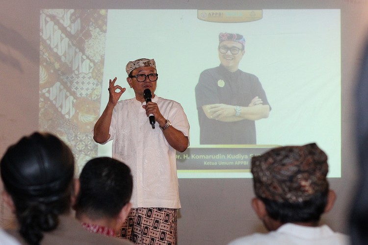 Pengusaha batik APPBI menyiapkan Puspa Nuswantara 2027 di Bandung untuk mengangkat kekayaan batik tradisional dan perajin Indonesia.