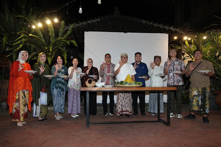 Pengusaha batik APPBI menyiapkan Puspa Nuswantara 2027 di Bandung untuk mengangkat kekayaan batik tradisional dan perajin Indonesia.