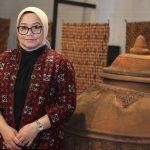 Batik BNI menjadi bagian identitas kerja dan digunakan dua hari sepekan. Reni Haryati juga menyoroti dukungan BNI terhadap budaya Indonesia.