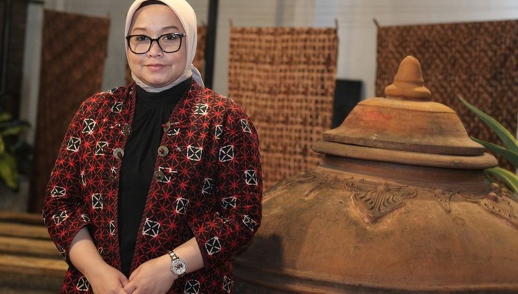 Batik BNI menjadi bagian identitas kerja dan digunakan dua hari sepekan. Reni Haryati juga menyoroti dukungan BNI terhadap budaya Indonesia.