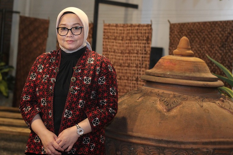 Batik BNI menjadi bagian identitas kerja dan digunakan dua hari sepekan. Reni Haryati juga menyoroti dukungan BNI terhadap budaya Indonesia.