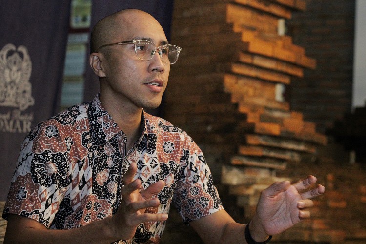 Batik Cirebon EB Batik menembus generasi, mengembangkan batik pria, motif Nusantara, konten digital, dan AI tanpa meninggalkan karakter pesisir.