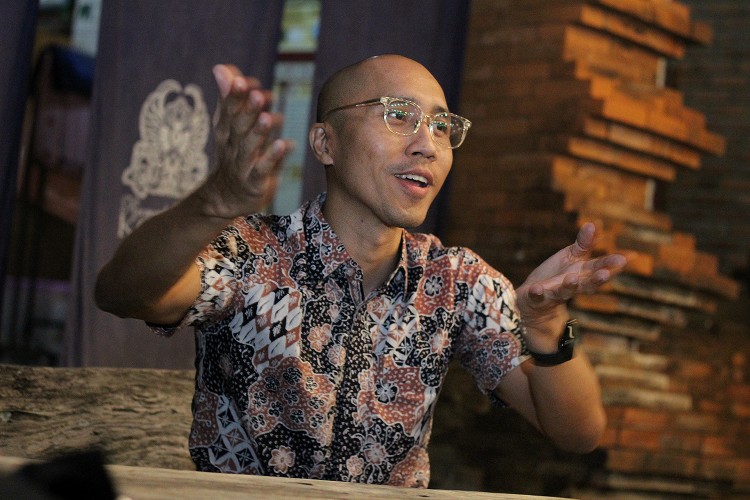 Batik Cirebon EB Batik menembus generasi, mengembangkan batik pria, motif Nusantara, konten digital, dan AI tanpa meninggalkan karakter pesisir.