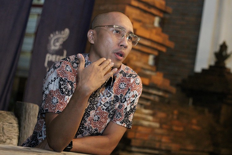 Batik Cirebon EB Batik menembus generasi, mengembangkan batik pria, motif Nusantara, konten digital, dan AI tanpa meninggalkan karakter pesisir.