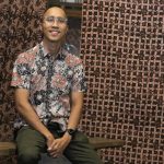 Batik Cirebon EB Batik menembus generasi, mengembangkan batik pria, motif Nusantara, konten digital, dan AI tanpa meninggalkan karakter pesisir.