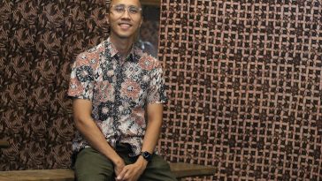 Batik Cirebon EB Batik menembus generasi, mengembangkan batik pria, motif Nusantara, konten digital, dan AI tanpa meninggalkan karakter pesisir.