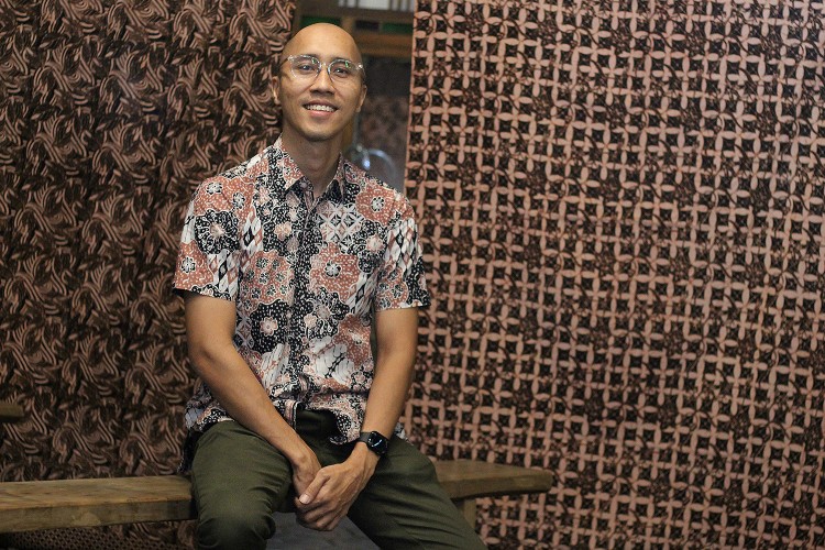 Batik Cirebon EB Batik menembus generasi, mengembangkan batik pria, motif Nusantara, konten digital, dan AI tanpa meninggalkan karakter pesisir.