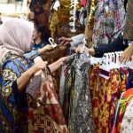 Batik berkembang menjadi produk fesyen dengan beragam desain dan model. Diversifikasi produk membuat batik dapat digunakan oleh berbagai kalangan dan dalam berbagai kesempatan.