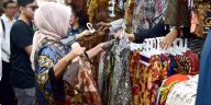 Batik berkembang menjadi produk fesyen dengan beragam desain dan model. Diversifikasi produk membuat batik dapat digunakan oleh berbagai kalangan dan dalam berbagai kesempatan.