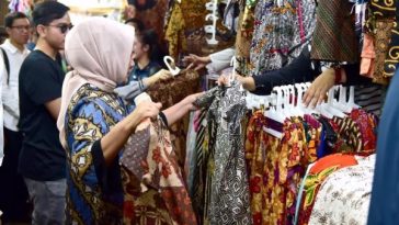 Batik berkembang menjadi produk fesyen dengan beragam desain dan model. Diversifikasi produk membuat batik dapat digunakan oleh berbagai kalangan dan dalam berbagai kesempatan.