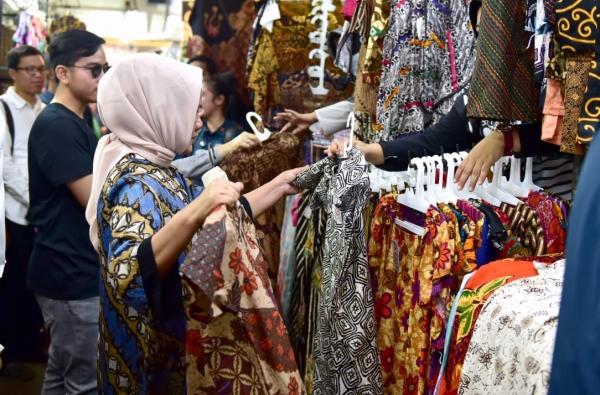 Batik berkembang menjadi produk fesyen dengan beragam desain dan model. Diversifikasi produk membuat batik dapat digunakan oleh berbagai kalangan dan dalam berbagai kesempatan.