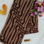 Batik Sukoharjo dari industri rumahan Bu Darsono di Bulakan mampu memproduksi hingga 200 kain mentahan per minggu untuk pasar Indonesia.
