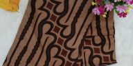 Batik Sukoharjo dari industri rumahan Bu Darsono di Bulakan mampu memproduksi hingga 200 kain mentahan per minggu untuk pasar Indonesia.