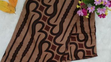 Batik Sukoharjo dari industri rumahan Bu Darsono di Bulakan mampu memproduksi hingga 200 kain mentahan per minggu untuk pasar Indonesia.