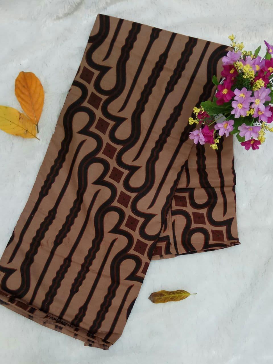 Batik Sukoharjo dari industri rumahan Bu Darsono di Bulakan mampu memproduksi hingga 200 kain mentahan per minggu untuk pasar Indonesia.