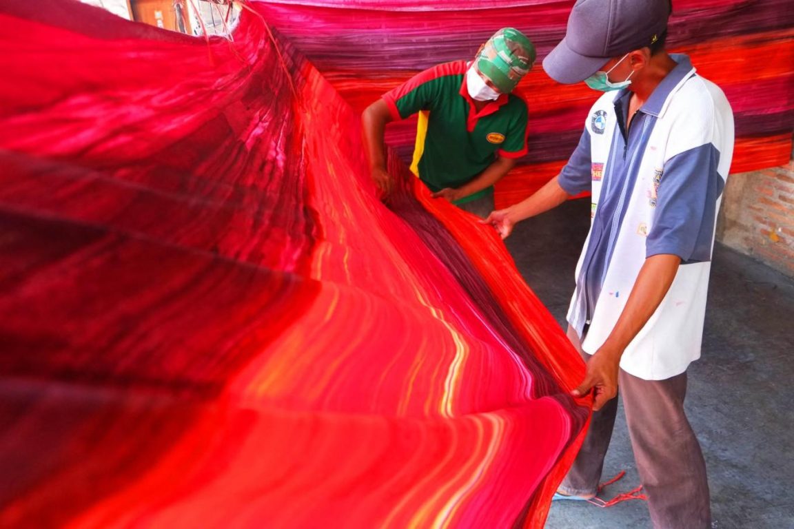 Teknik batik Sukoharjo di Bulakan menggunakan pewarna dari limbah grajen yang melalui perendaman dan perebusan hingga dua hari.