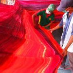 Teknik batik Sukoharjo di Bulakan menggunakan pewarna dari limbah grajen yang melalui perendaman dan perebusan hingga dua hari.