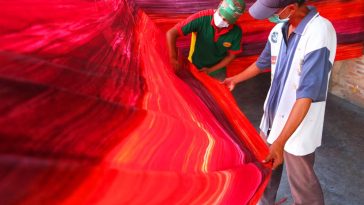Teknik batik Sukoharjo di Bulakan menggunakan pewarna dari limbah grajen yang melalui perendaman dan perebusan hingga dua hari.