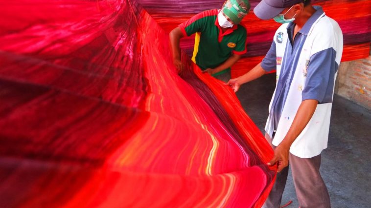 Teknik batik Sukoharjo di Bulakan menggunakan pewarna dari limbah grajen yang melalui perendaman dan perebusan hingga dua hari.