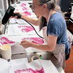 Sablon batik puff memanfaatkan tinta busa yang mengembang saat dipanaskan untuk menghasilkan motif batik dengan efek timbul dan berdimensi.