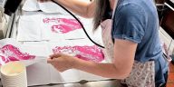 Sablon batik puff memanfaatkan tinta busa yang mengembang saat dipanaskan untuk menghasilkan motif batik dengan efek timbul dan berdimensi.
