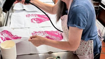 Sablon batik puff memanfaatkan tinta busa yang mengembang saat dipanaskan untuk menghasilkan motif batik dengan efek timbul dan berdimensi.