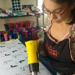 Sablon batik puff menggunakan heat-gun untuk mengembangkan tinta busa sehingga motif kain menghasilkan tekstur dan dimensi yang lebih menonjol.