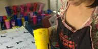 Sablon batik puff menggunakan heat-gun untuk mengembangkan tinta busa sehingga motif kain menghasilkan tekstur dan dimensi yang lebih menonjol.