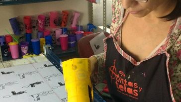 Sablon batik puff menggunakan heat-gun untuk mengembangkan tinta busa sehingga motif kain menghasilkan tekstur dan dimensi yang lebih menonjol.