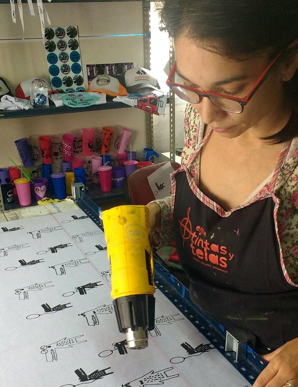 Sablon batik puff menggunakan heat-gun untuk mengembangkan tinta busa sehingga motif kain menghasilkan tekstur dan dimensi yang lebih menonjol.