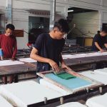 Sablon batik dieksplorasi pada jeans, twill, kanvas, drill dan katun untuk menghasilkan motif kontemporer bagi produk fashion modern.