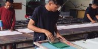 Sablon batik dieksplorasi pada jeans, twill, kanvas, drill dan katun untuk menghasilkan motif kontemporer bagi produk fashion modern.