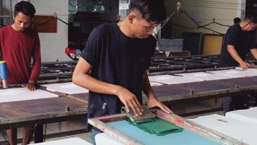 Sablon batik dieksplorasi pada jeans, twill, kanvas, drill dan katun untuk menghasilkan motif kontemporer bagi produk fashion modern.