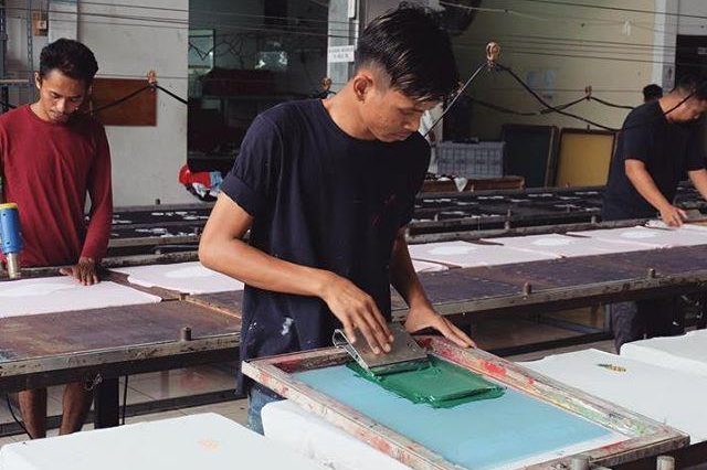 Sablon batik dieksplorasi pada jeans, twill, kanvas, drill dan katun untuk menghasilkan motif kontemporer bagi produk fashion modern.