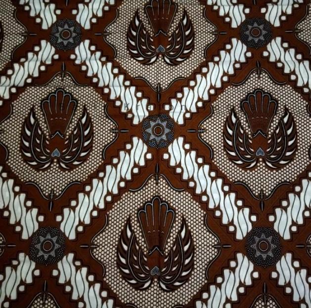 Meta deskripsi:
Batik Semen Ramawijaya memuat konsep Triloka dan Mandala melalui pohon hayat, garuda, bangunan, serta motif pendukung.