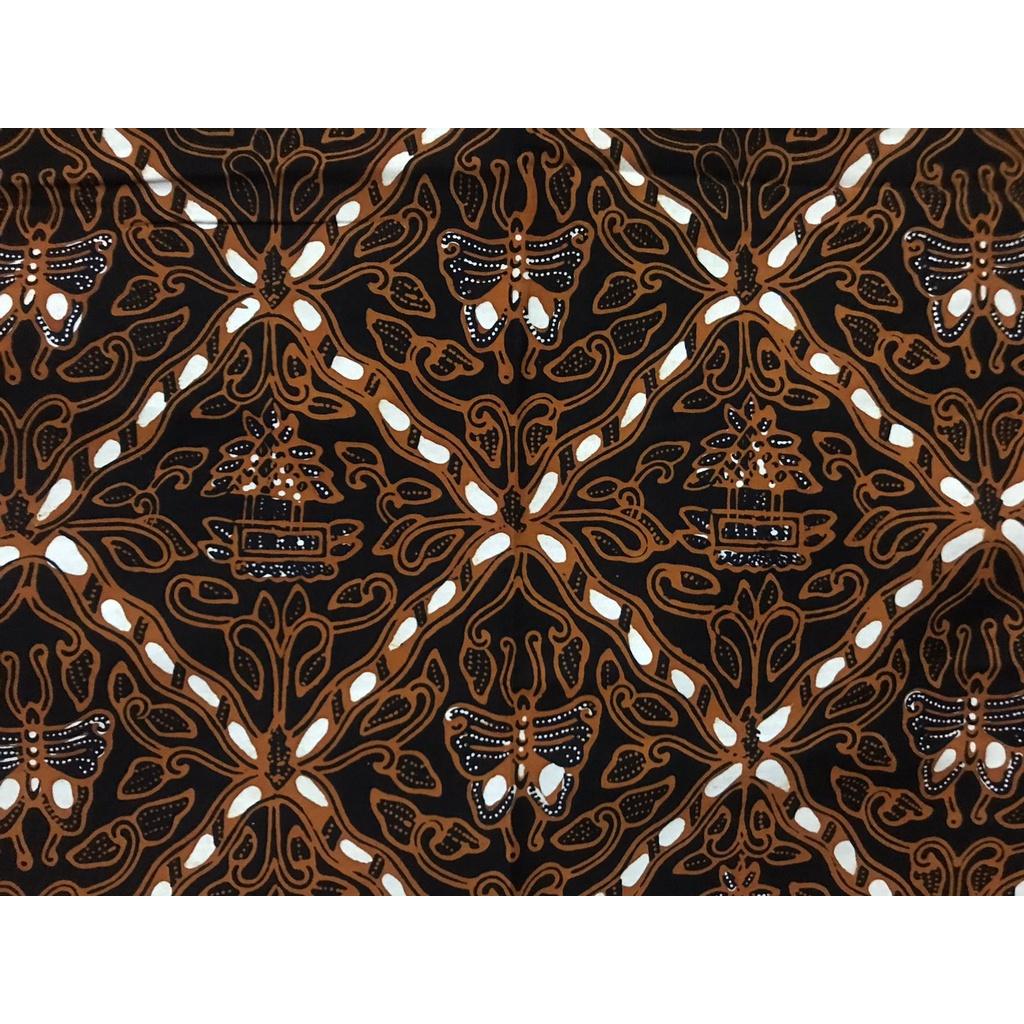 Motif batik tersusun dari motif utama, motif tambahan, dan isen-isen yang membentuk karakter visual sekaligus membawa makna.