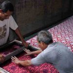 Kenali perbedaan batik dan tiruan batik melalui tekstur, serat, permeabilitas udara, kekuatan kain, dan pengujian SEM.