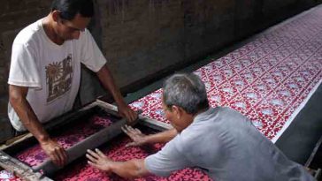 Kenali perbedaan batik dan tiruan batik melalui tekstur, serat, permeabilitas udara, kekuatan kain, dan pengujian SEM.