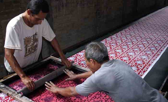 Kenali perbedaan batik dan tiruan batik melalui tekstur, serat, permeabilitas udara, kekuatan kain, dan pengujian SEM.