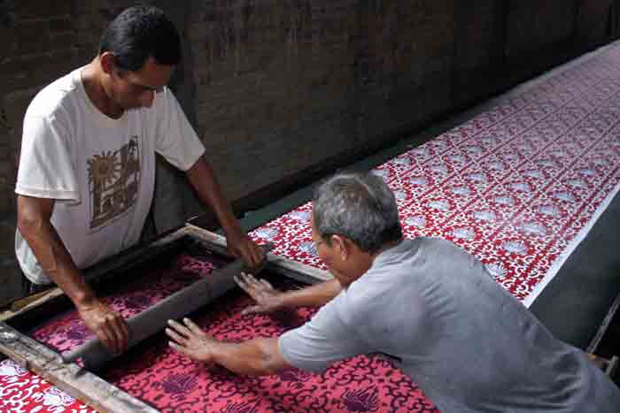 Kenali perbedaan batik dan tiruan batik melalui tekstur, serat, permeabilitas udara, kekuatan kain, dan pengujian SEM.