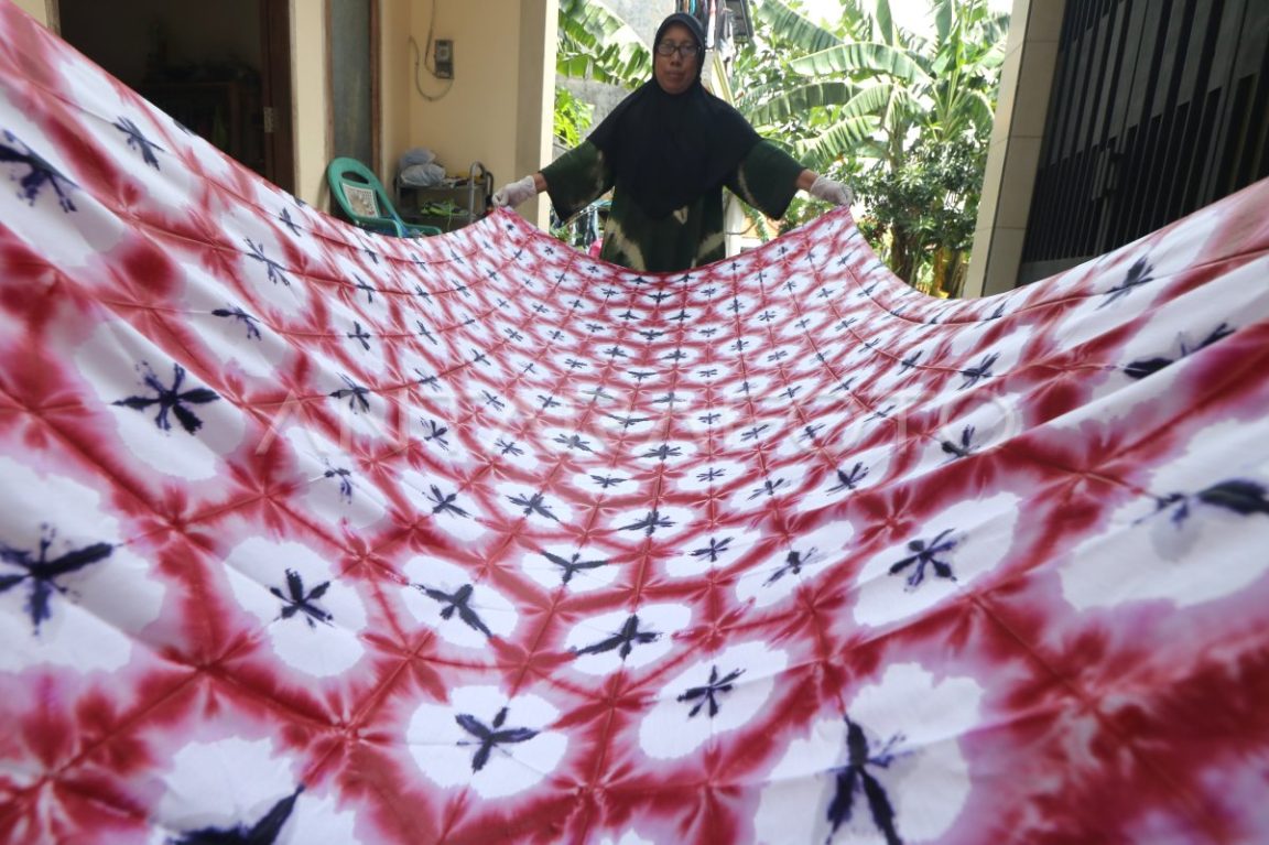Teknik batik celup ikat membentuk motif dengan mengikat kain sebelum pewarnaan. Teknik ini dikenal sebagai jumputan, tritik dan Sasirangan.