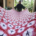 Teknik batik celup ikat membentuk motif dengan mengikat kain sebelum pewarnaan. Teknik ini dikenal sebagai jumputan, tritik dan Sasirangan.