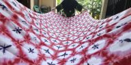 Teknik batik celup ikat membentuk motif dengan mengikat kain sebelum pewarnaan. Teknik ini dikenal sebagai jumputan, tritik dan Sasirangan.
