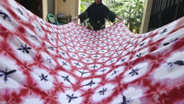 Teknik batik celup ikat membentuk motif dengan mengikat kain sebelum pewarnaan. Teknik ini dikenal sebagai jumputan, tritik dan Sasirangan.