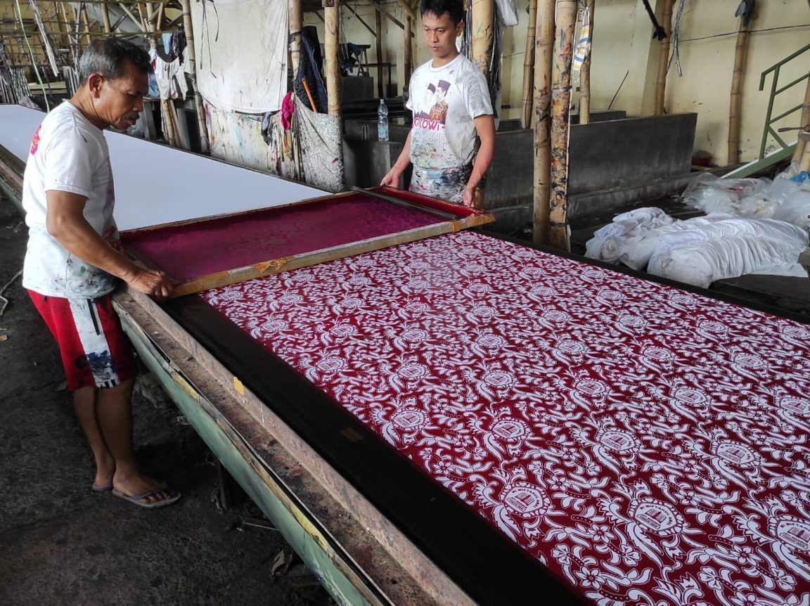Teknik batik printing menggunakan canting cap dan plankan. Metode ini mempercepat produksi dan dapat digunakan untuk kebutuhan kain dalam jumlah besar.