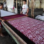 Teknik batik printing menggunakan canting cap dan plankan. Metode ini mempercepat produksi dan dapat digunakan untuk kebutuhan kain dalam jumlah besar.