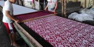 Teknik batik printing menggunakan canting cap dan plankan. Metode ini mempercepat produksi dan dapat digunakan untuk kebutuhan kain dalam jumlah besar.