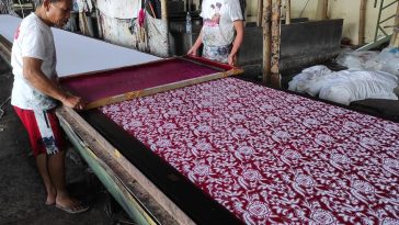 Teknik batik printing menggunakan canting cap dan plankan. Metode ini mempercepat produksi dan dapat digunakan untuk kebutuhan kain dalam jumlah besar.