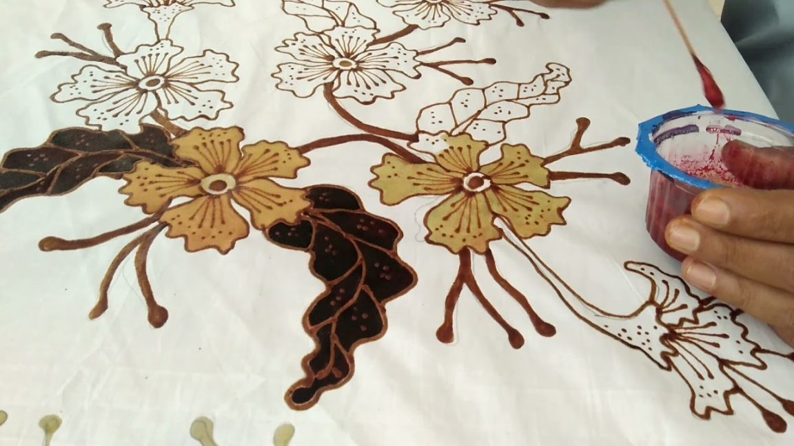 Teknik batik colet atau lukis dilakukan dengan mengoleskan pewarna menggunakan kuas. Hasilnya dipengaruhi kreativitas dan kombinasi warna.